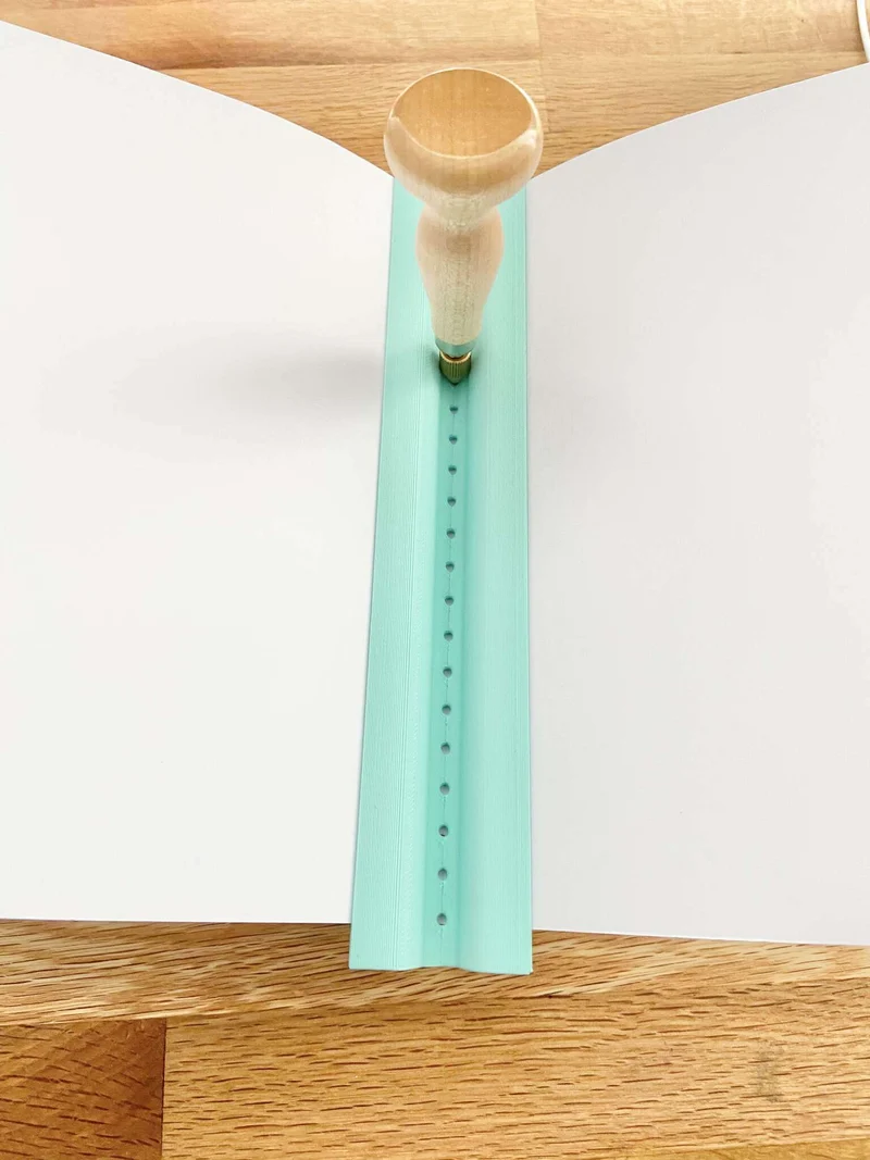 Performationstool für koptische Bindung – DIY Buchbinden