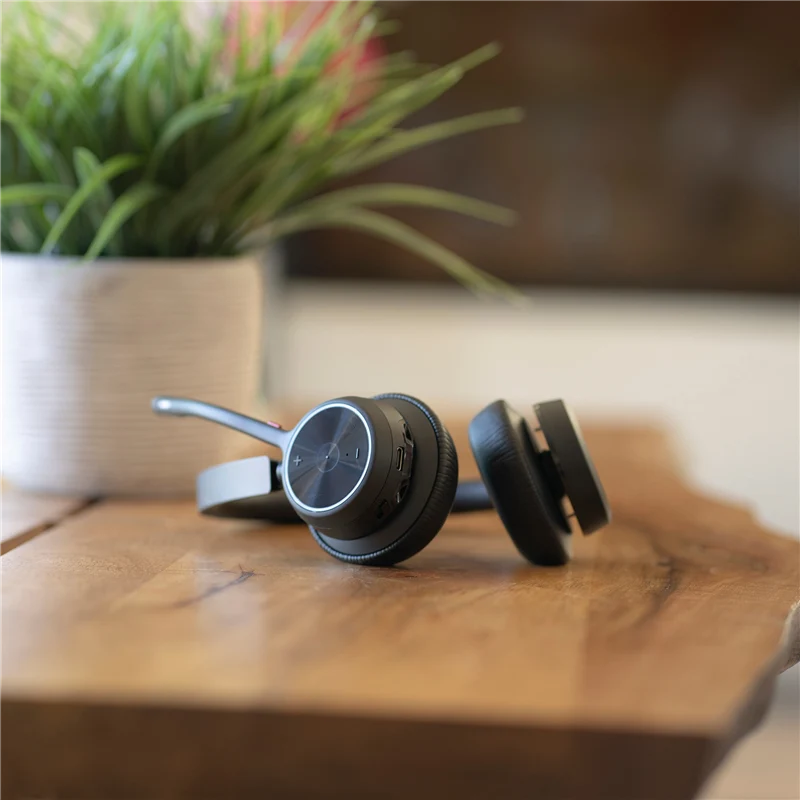 HP Poly Voyager 4320 USB-C Headset +BT700 Dongle +Ladestation Schwarz